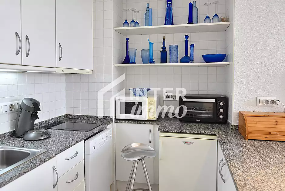 Bonito apartamento en Roses con piscinas comunitarias y vistas abiertas - foto 12 de 21