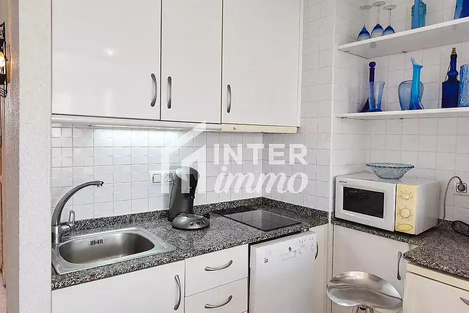 Bonito apartamento en Roses con piscinas comunitarias y vistas abiertas - foto 13 de 21