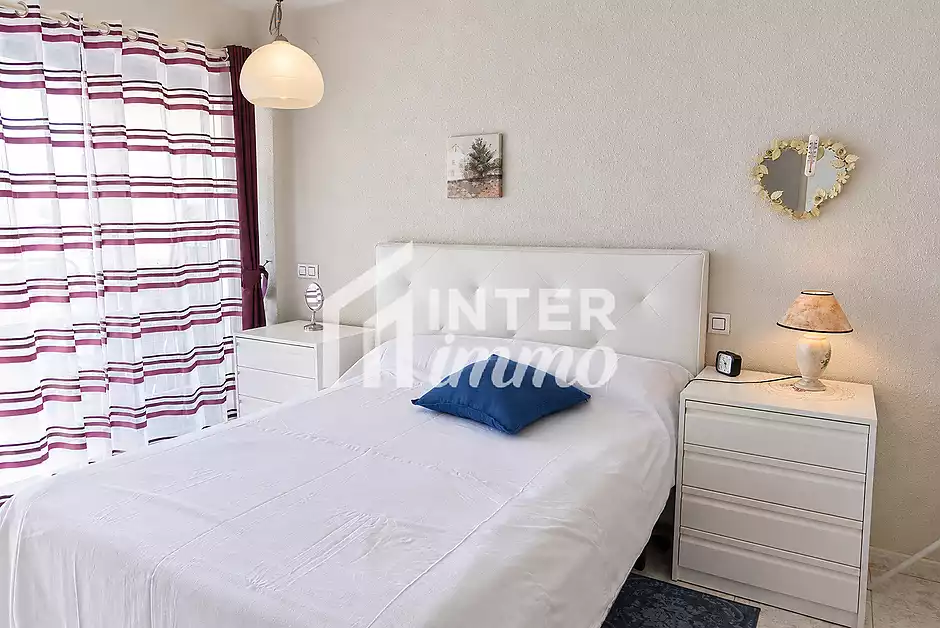 Bonito apartamento en Roses con piscinas comunitarias y vistas abiertas - foto 14 de 21