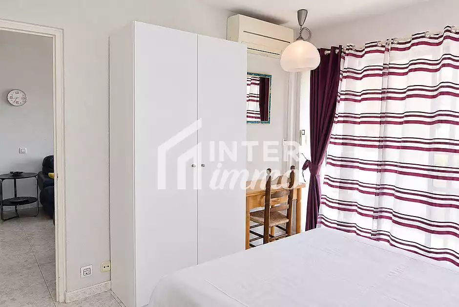 Bonito apartamento en Roses con piscinas comunitarias y vistas abiertas - foto 15 de 21