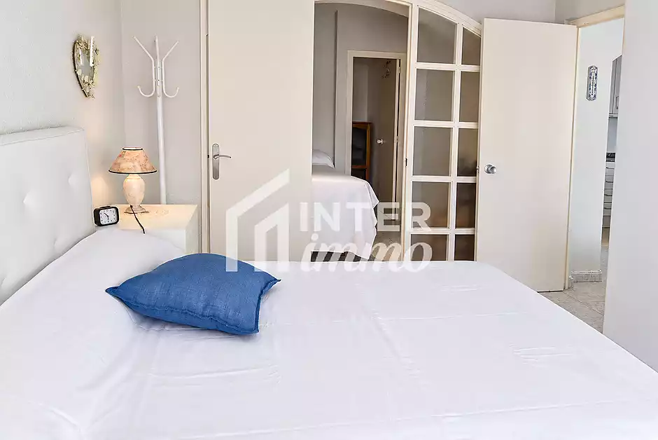 Bonito apartamento en Roses con piscinas comunitarias y vistas abiertas - foto 16 de 21