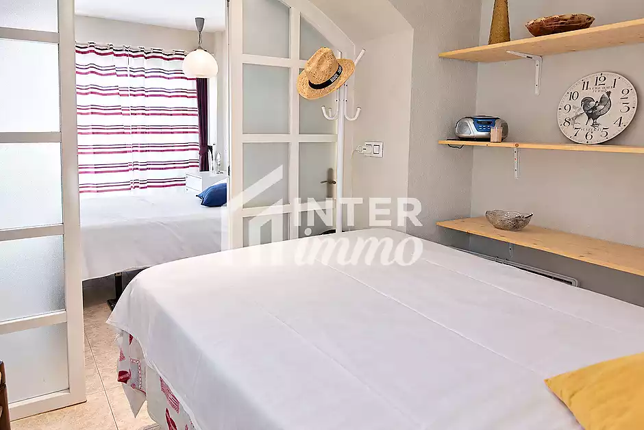 Bonito apartamento en Roses con piscinas comunitarias y vistas abiertas - foto 18 de 21