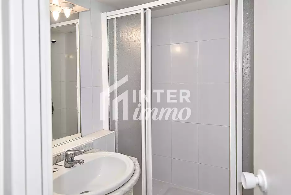 Bonito apartamento en Roses con piscinas comunitarias y vistas abiertas - foto 19 de 21