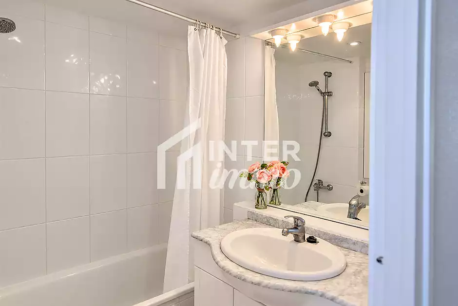 Bonito apartamento en Roses con piscinas comunitarias y vistas abiertas - foto 20 de 21