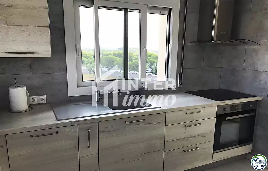 Appartement rénové avec grande terrasse et parking privé à Santa Margarita Roses - photo 9 sur 16