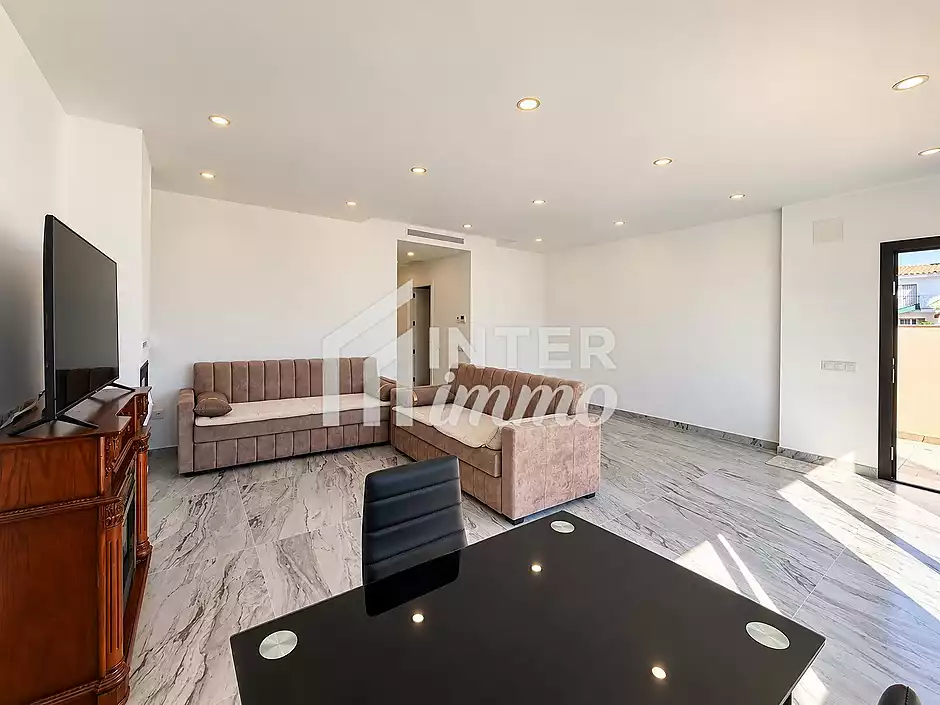 3-bedroom house with garage in Empuriabrava. - photo 4 of 20