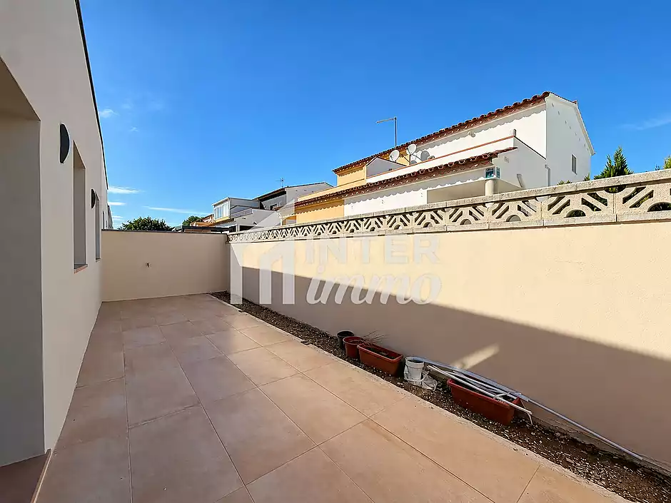 3-bedroom house with garage in Empuriabrava. - photo 17 of 20