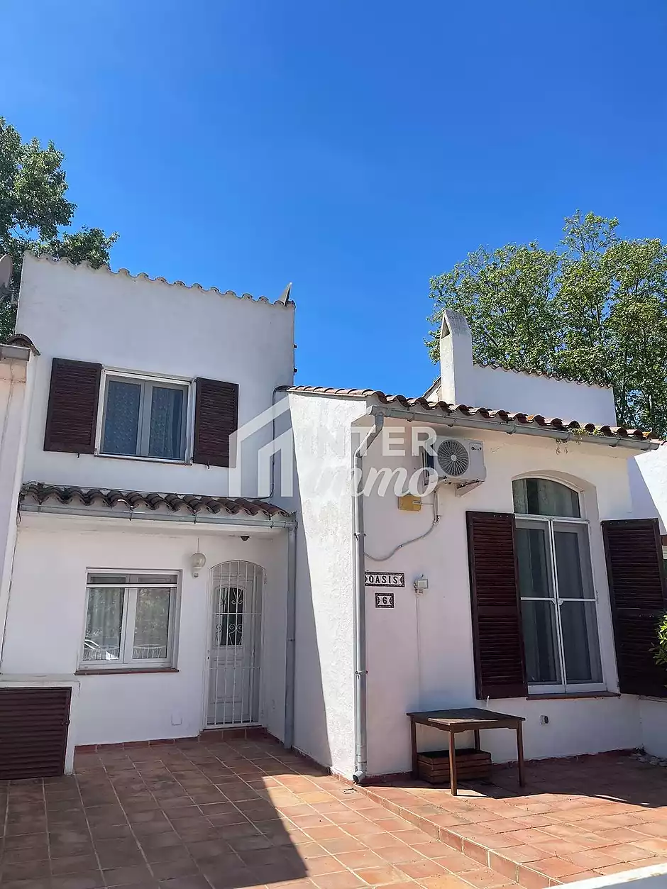 Encantadora casa amb jardí i aparcament privat - foto 1 de 26
